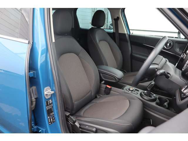 【運転席】せっかく買う車が汚かったら嫌ですよね。でもご安心下さい！当社の在庫車は全車ルームクリーニング済みです！綺麗なお車で気持ちの良いドライブを！