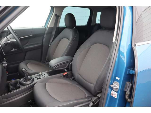 【助手席】せっかく買う車が汚かったら嫌ですよね。でもご安心下さい！当社の在庫車は全車ルームクリーニング済みです！綺麗なお車で気持ちの良いドライブを！