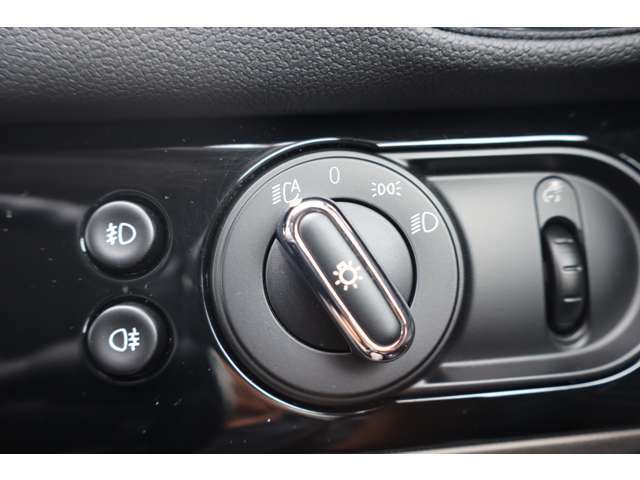 オートライト機能でトンネルなどの消し忘れは無くなりますよ！