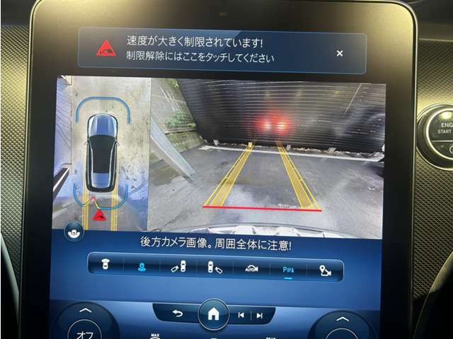 バックカメラにより駐車時の後方確認も楽にできます。