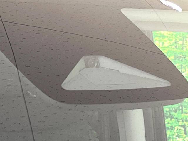 【ホンダセンシング】走行中に前方の車両等を認識し、衝突しそうな時は警報とブレーキで衝突回避と被害軽減をアシスト。より安全にドライブをお楽しみいただけます。