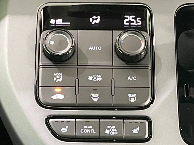 【オートエアコン】一度お好みの温度に設定すれば、車内の温度を検知し風量や温度を自動で調整。暑い…寒い…と何度もスイッチ操作をする必要はありません。快適な車内空間には必須の機能ですね♪