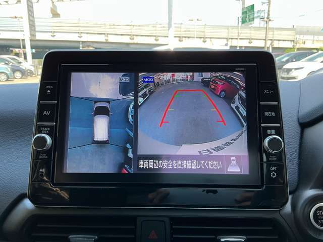 『アラウンドビューモニター』はスムーズな駐車と安全確認をサポートします。