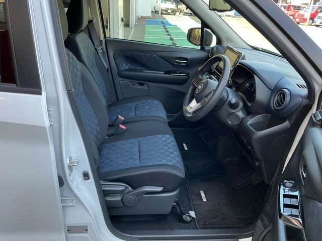 運転席シートリフター（ラチェット式）で、座面の高さも上下に動き、体格にあわせて調整ができます。