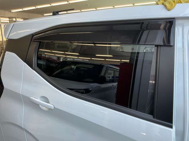 純正プラスチックバイザーが付いています。雨の日でも車内の換気が出来ます。