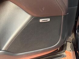 【BOSEサウンドシステム】メーカーオプションの高品位サウンドシステムを搭載。専用のチューニングが施された大小様々なスピーカーから良質なサウンドが奏でられ、臨場感あふれる音響空間を演出します。