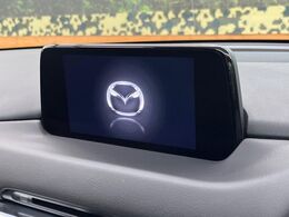 【8インチマツダコネクト】車内の雰囲気にマッチした大型のディスプレイ。スマホ接続でのナビ使用やBluetooth再生等、様々な機能が楽しめます。直感的なダイヤル操作が可能で、使い勝手も良好です。