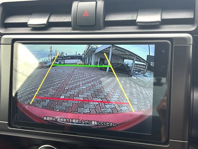 【バックカメラ】駐車時に後方がリアルタイム映像で確認できます。大型商業施設や立体駐車場での駐車時や、夜間のバック時に大活躍！運転スキルに関わらず、今や必須となった装備のひとつです！