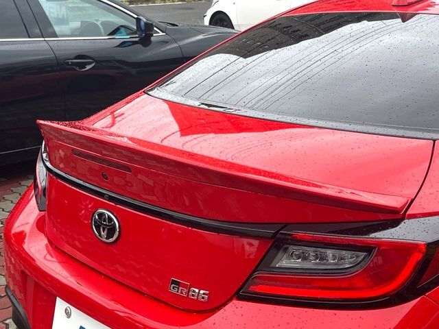 【GRリヤスポイラー】スポーツカーらしさがグッと引き立つ大型リヤスポイラーを装着♪高速走行時のスタビリティ（走行安定性）向上に役立ちます。
