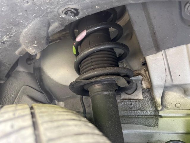 お車を安心してお乗りいただく為には、足回りの定期点検が欠かせません。サービスサポート（有償保証）では無料点検もご提供しており、安心のカーライフをお過ごしいただけるサポート体制が整っています。