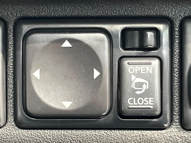 【電動格納ミラー】サイドミラーは電動格納式となっており、狭い駐車場でもキズがつくリスクを抑えられます。