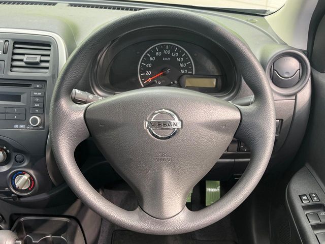 インテリアに合わせたデザインのステアリングは、運転される方のことも考え、運転しやすい形状、大きさです。是非一度、実際に触ってお確かめください。