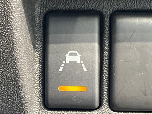 【インテリジェントLI】走行中の車線からはみ出しそうな時、警告音と共にステアリングとブレーキを制御し、車線内を走行する様にアシスト。より安全な運転をサポートしてくれます！