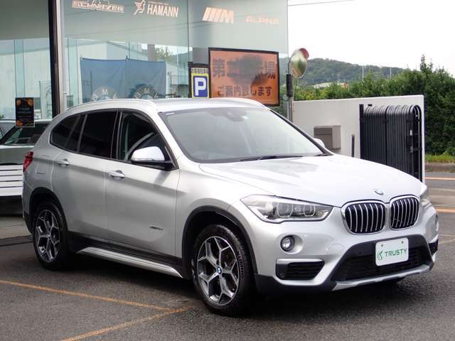 BMW在庫保有台数常時100台以上！ご来店の際はBMW本店（厚木市下荻野140-1）にご来店ください！弊社自慢の全天候型ショールーム！BMW在庫保有台数常時100台以上ございます！