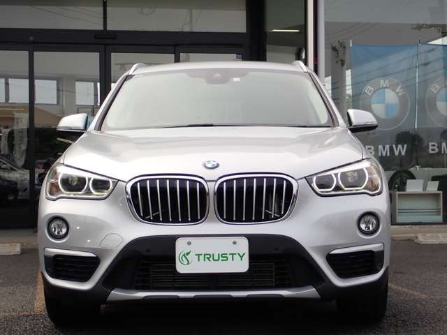 BMW在庫保有台数常時100台以上！ご来店の際はBMW本店（厚木市下荻野140-1）にご来店ください！弊社自慢の全天候型ショールーム！BMW在庫保有台数常時100台以上ございます！
