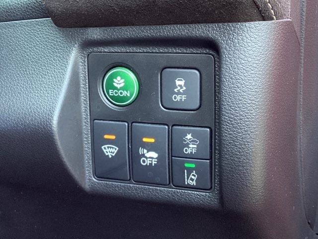 燃費を良くするECON、横滑りを防止するVSA等のスイッチは運転席の右側、手の届きやすい位置にあります。