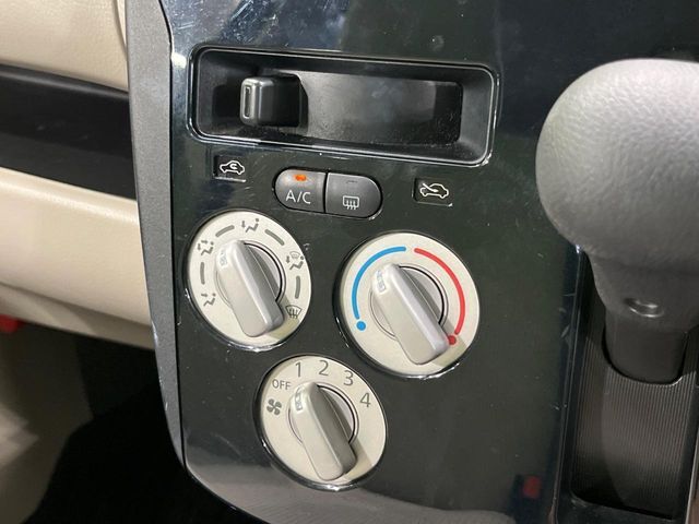 寒い冬も暑い夏も全席に快適な空調を届けてくれる、ダイヤル式エアコンを装備♪