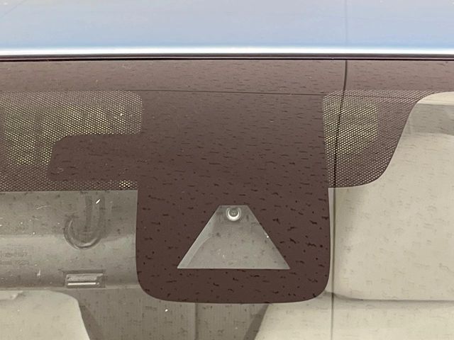 【エマージェンシーブレーキ】走行中に前方の車両等を認識し、衝突しそうな時は警報とブレーキで衝突回避と被害軽減をアシスト。より安全にドライブをお楽しみいただけます。