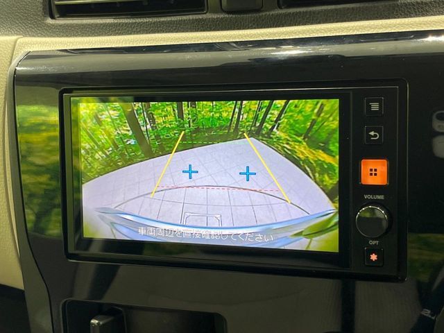 【バックカメラ】駐車時に後方がリアルタイム映像で確認できます。大型商業施設や立体駐車場での駐車時や、夜間のバック時に大活躍！運転スキルに関わらず、今や必須となった装備のひとつです！