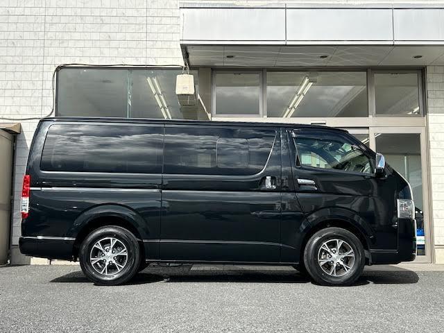 【右】商談ルームには「キッズスペース」を完備しています。DVD、ブロック、絵本、おままごとセット。お子様連れでも、ゆっくりとお車をお選びいただけます！