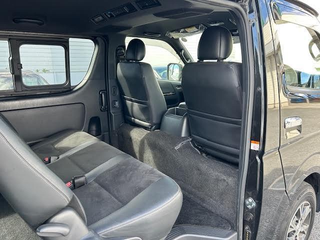 【後部座席】後席もゆったりドライブを楽しめます。内外装はプロこだわりのクリーニングで清潔なおクルマでご納車させていただきます！店舗での現車確認も承っています！