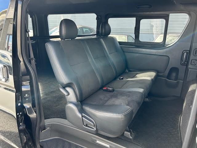 【後部座席】後席もゆったりドライブを楽しめます。内外装はプロこだわりのクリーニングで清潔なおクルマでご納車させていただきます！店舗での現車確認も承っています！