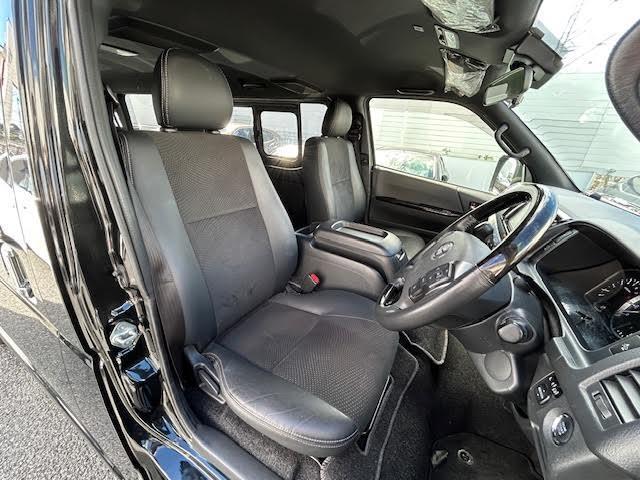 【運転席】座り心地が良いシートなので長時間の運転でも快適にお過ごしいただけます。新品のフロアマットのご注文も可能です。掲載箇所以外にご希望の写真がございましたらお気軽にお問い合わせ下さい。