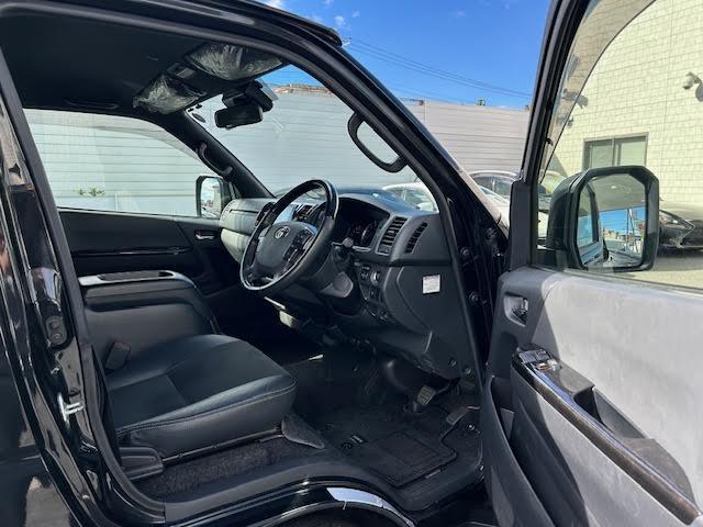 【運転席】座り心地が良いシートなので長時間の運転でも快適にお過ごしいただけます。新品のフロアマットのご注文も可能です。掲載箇所以外にご希望の写真がございましたらお気軽にお問い合わせ下さい。