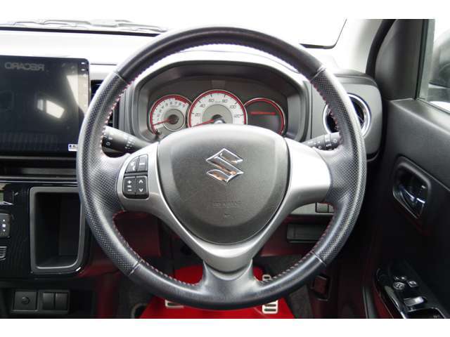 ハンドル廻りのビューです。ステアリングリモコン付きです。