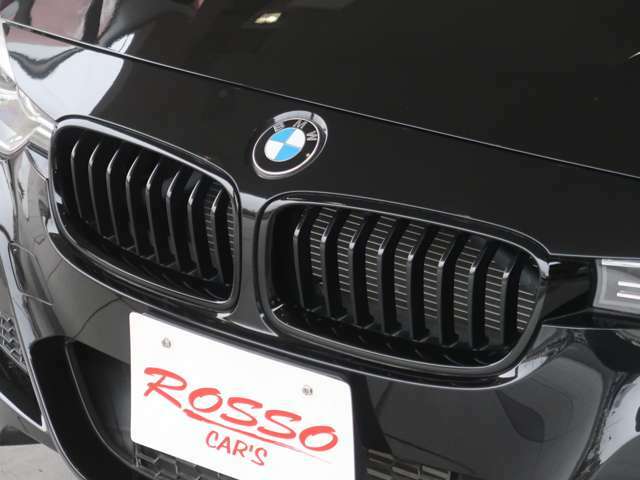 BMWの象徴といえるキドニーグリルは、精悍なブラックグリルに交換されています