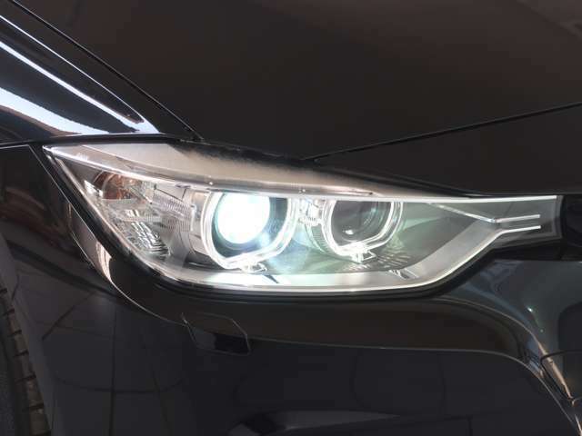 明るさと、省消費電力を兼ね備えた、キセノンライトを装備。BMWの夜の顔と言える、リング状に輝くポジションライトは、純白なLEDとなります。