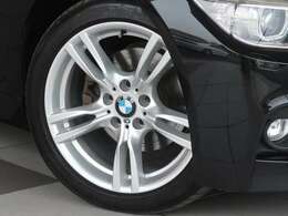 18インチサイズのタイヤ＆アルミホイールを装着。スタースポークスタイリング400Mに、BMW認定のラインフラットタイヤが組み合わされます。