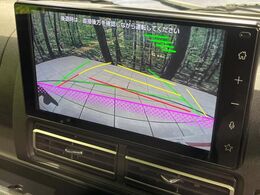 【バックカメラ】駐車時に後方がリアルタイム映像で確認できます。大型商業施設や立体駐車場での駐車時や、夜間のバック時に大活躍！運転スキルに関わらず、今や必須となった装備のひとつです！