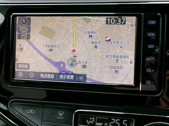 純正ナビを装備。タッチパネル式で使いやすく、お出かけもラクラクです。