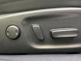 【パワーシート】スイッチ一つで簡単にシートの微調整が可能！電動だから力もいりません！快適なシートポジションにセットして、快適なドライブをお楽しみください。
