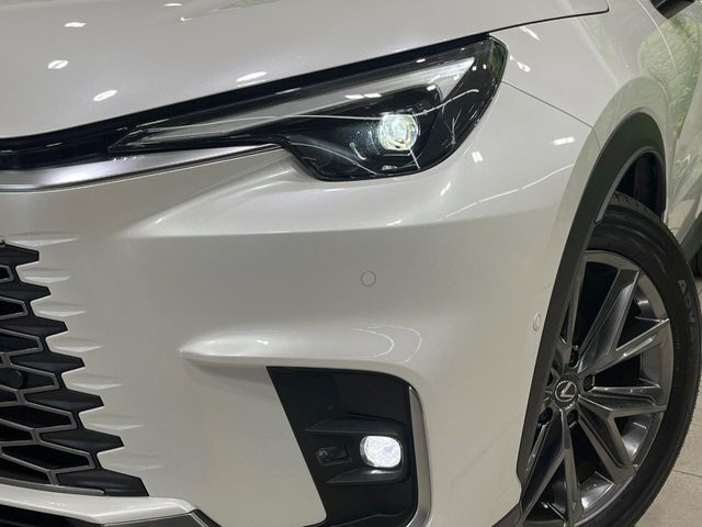 【LEDヘッドライト】悪天候や夜間走行時も良好な視界を確保し安心して運転できる高輝度LEDヘッドライトを装備！点灯速度が早く、消費電力も抑えられています。