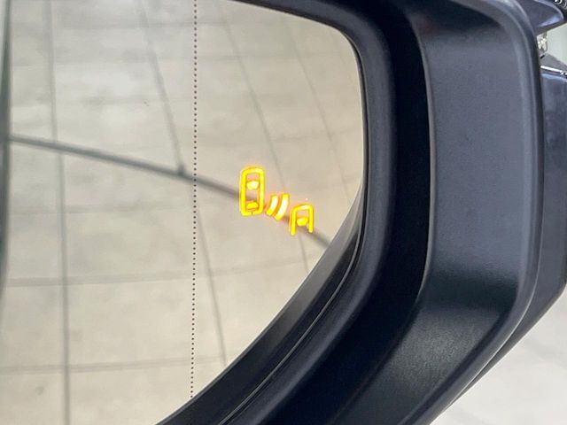 【ブラインドスポットモニター】走行中、ドアミラーの死角になりやすい箇所に後続車が接近するとサイドミラーのレンズに警告を表示！ドライバーに注意喚起をしてくれます。
