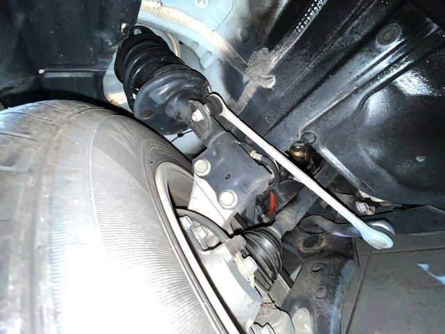 お車を安心してお乗りいただく為には、足回りの定期点検が欠かせません。サービスサポート（有償保証）では無料点検もご提供しており、安心のカーライフをお過ごしいただけるサポート体制が整っています。