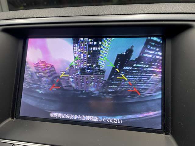 【バックカメラ】運転席から画面上で安全確認ができます。駐車が苦手な方にもオススメな便利機能です。