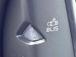●BLIS：ドライバーの死角を並走する車両を検出して、事故を未然に防ぐシステムです。レーダーセンサーが後方の並走車を検出すると、該当する側のドアミラー内側LEDが点灯し注意を促します。
