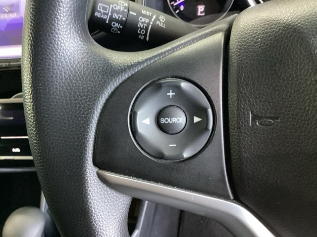 ステアリングスイッチがついていますので、オーディオのチャンネル変更、ボリューム、ジャンル変更が操作可能です。ハンドルから手を離さず安全に操作できます。