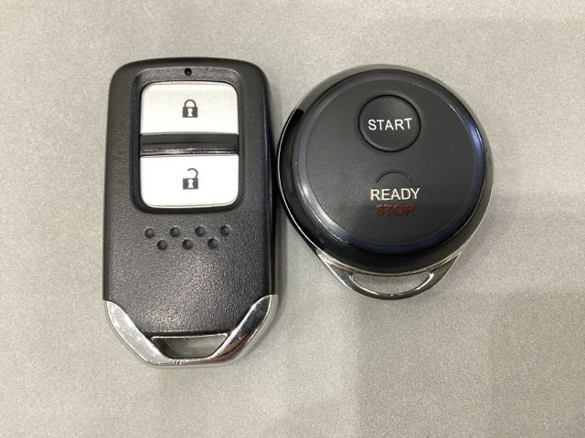 スマートキーを装備しています。鍵を差し込むことなくドアロックの開け閉めと、スタートボタン操作でのエンジンスタートができます。加えて、純正リモコンエンジンスターター用の操作キーもついています。