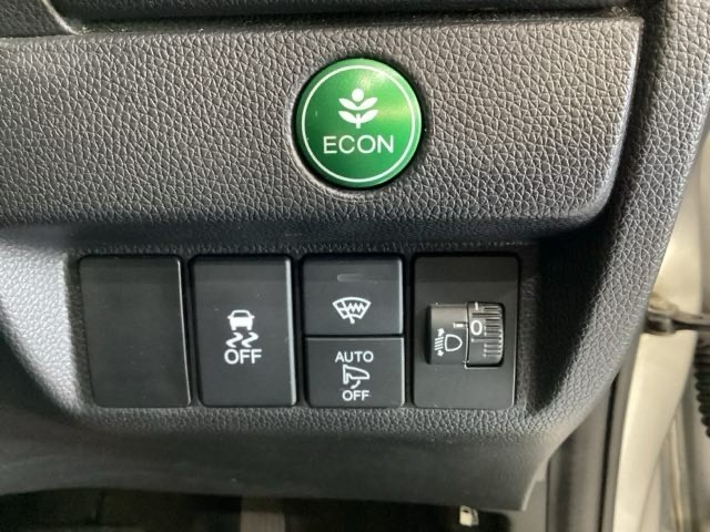 Hondaセンシング用の、VSA（ABS＋TCS＋横滑り抑制）解除スイッチなどはハンドルの右側に装備しています。燃費に役立つECONボタンもここです。