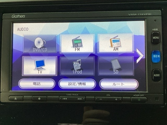ナビゲーションはフルセグTV対応のGathers純正メモリーナビを搭載しています。Bluetoothオーディオ機能がありますので、スマートフォンなどの音楽も再生できます。
