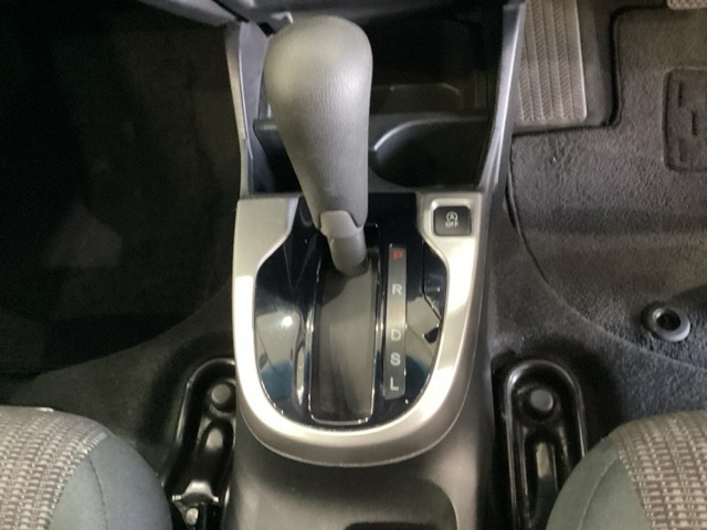 CVT車のセレクトレバーです。低速から高速まで、変速ショックのないスムーズな走りを実現するとともに、エンジン効率のよい領域を維持することで燃費にも貢献します。