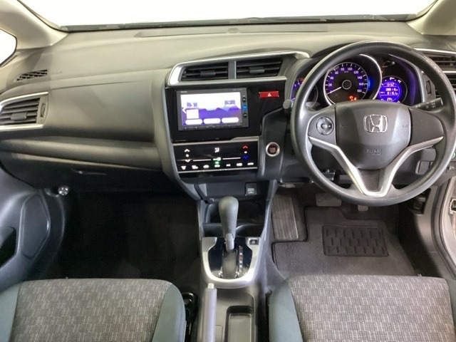 車内は光触媒抗菌消臭施工済です。インパネ周りはスタイリッシュなデザインです。グローブボックスやカップホルダーのほかにトレーなどたくさんの収納スペースが付いています。