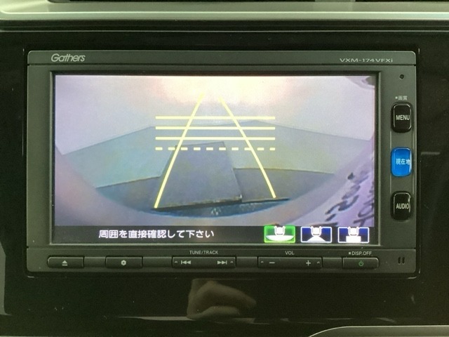 バックでの車庫入れも安心です！　リアカメラが付いているバックモニター付のナビを装備しております。操作線もついており距離感も画面から確認できます。