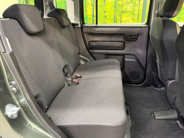 後部座席も気になるようなキズ・汚れやへたり等、大きなダメージはなく、良好な状態です。