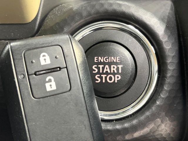 【キーレススタートシステム】カバンやポケットに入れたままでもドアの施錠・解錠が可能なスマートキーを装備。エンジンのオン・オフ時もカギを取り出す必要が無いからとっても便利です♪