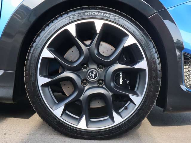 ダイヤモンド仕上げ17インチアルミホイール　フロント205/40ZR17　ブラック仕上げブレンボ製4ポッドフロントブレーキキャリパー